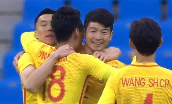 争议,就在李铁面前,中国香港球员剪刀腿无红牌!国足队长送倒钩