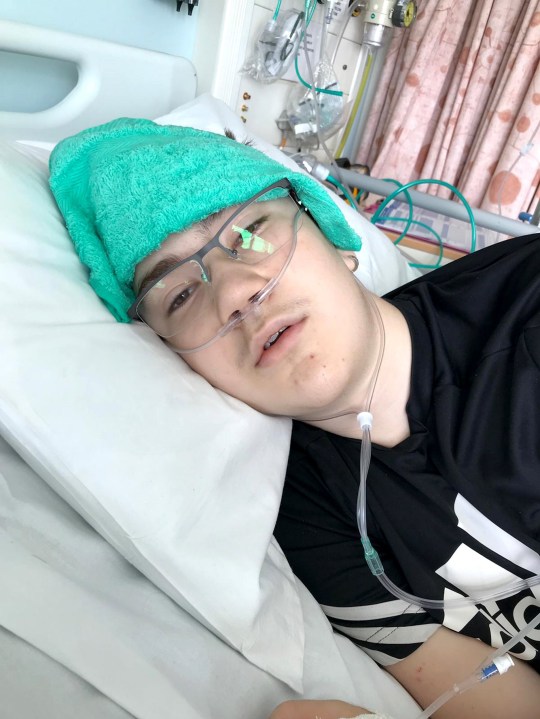 英国男孩怪病视频,男孩儿天生怪病浑身长满毛