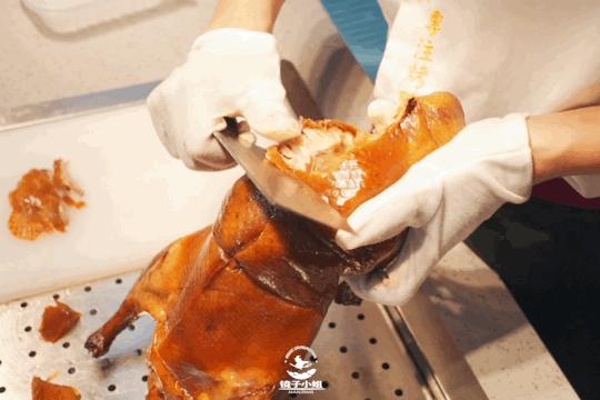 烤鸭最酥的一块鸭皮酥到了极点,味道纯正的烤鸭肉质鲜嫩