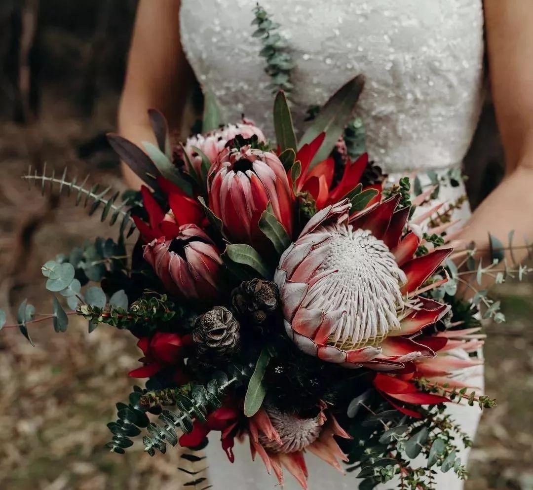 鲜花店日常换水整理花材,花要不要经常换水