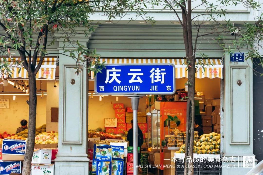 大叔自创鸡蛋饼从2元卖到10元,小伙摆摊卖了3年鸡蛋饼