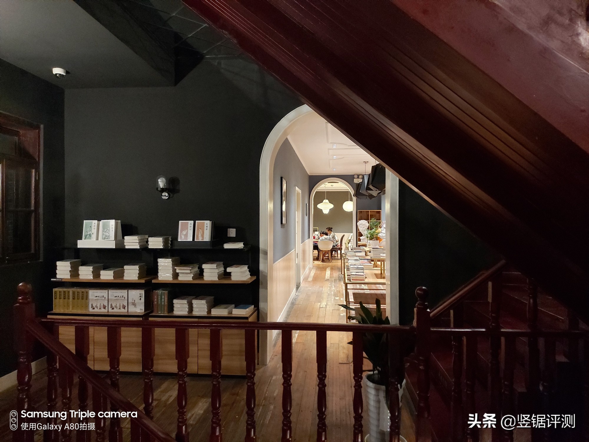 三星A80深度评测，6.7英寸全面屏，旋转摄像头设计