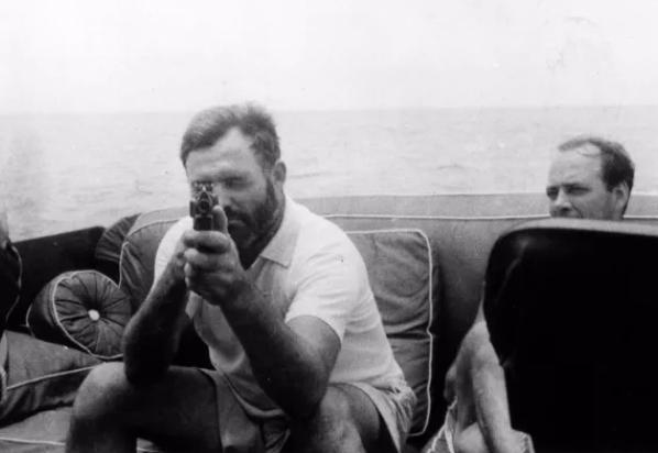 海明威：早年经历5次战争4次车祸2次坠机，晚年却因为FBI而自杀