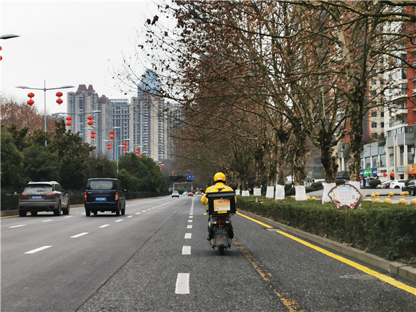 贵阳街头人车稀少，唯有外卖小哥忙碌：“为了大家，我们坚持了下来”