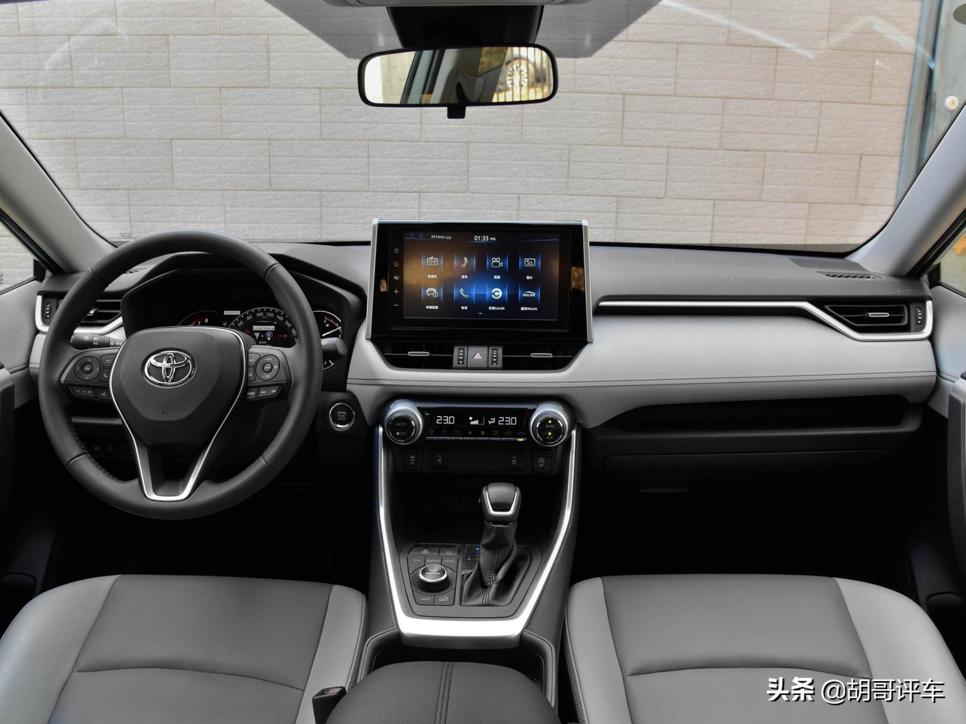 2.0L+四驱，油耗低，外观大气，实拍RAV4荣放