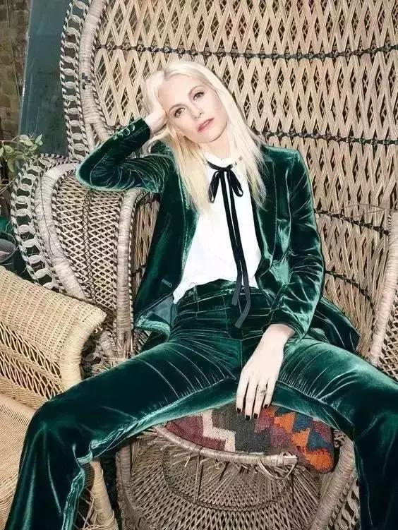 丝绒打底秋冬高级感 (今年秋冬丝绒要火高级又显气质)