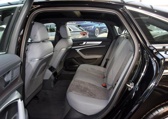 奥迪A6L，搭配3.0T动力，百公里加速仅需6.6秒，油耗9.6L，颜值高