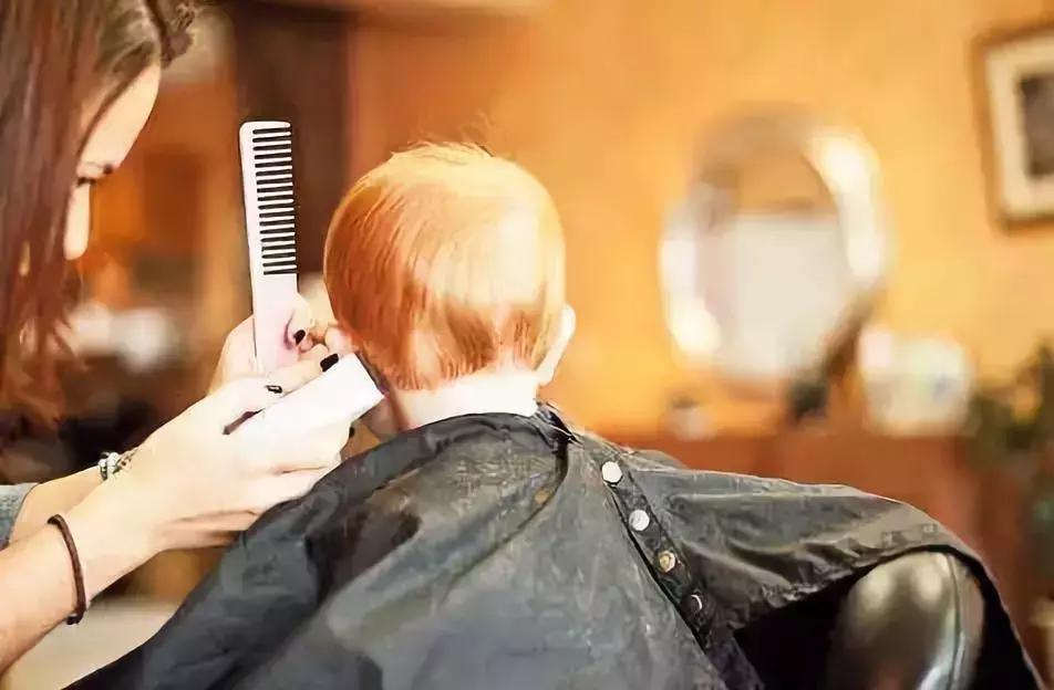 宝宝一理发就哭闹只是因为害怕吗,宝宝理发时总是哭怎么办