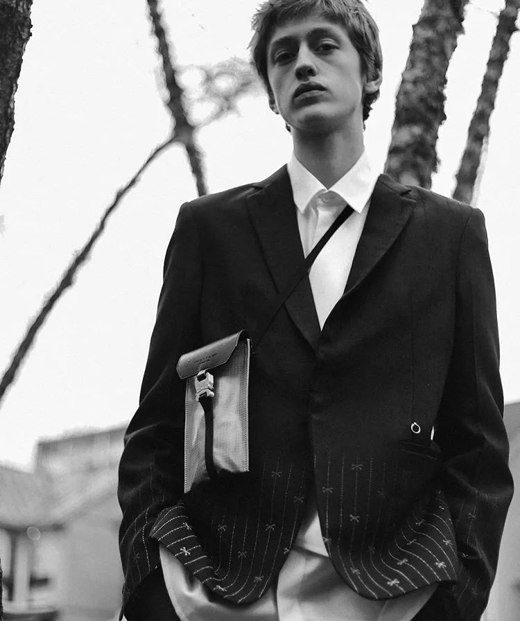 小哥哥答应我别再背双肩包了好吗？挂脖包才是时下潮男必备