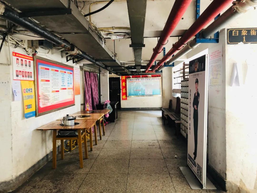 重庆这个24层没有电梯的高楼！直逼40℃的天气仍然有人前来打卡