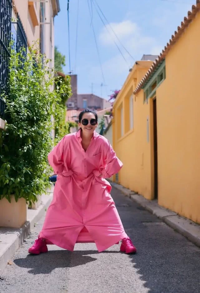 许晴穿着玫红色旅游鞋是啥牌子,许晴黑色长裙搭配图片