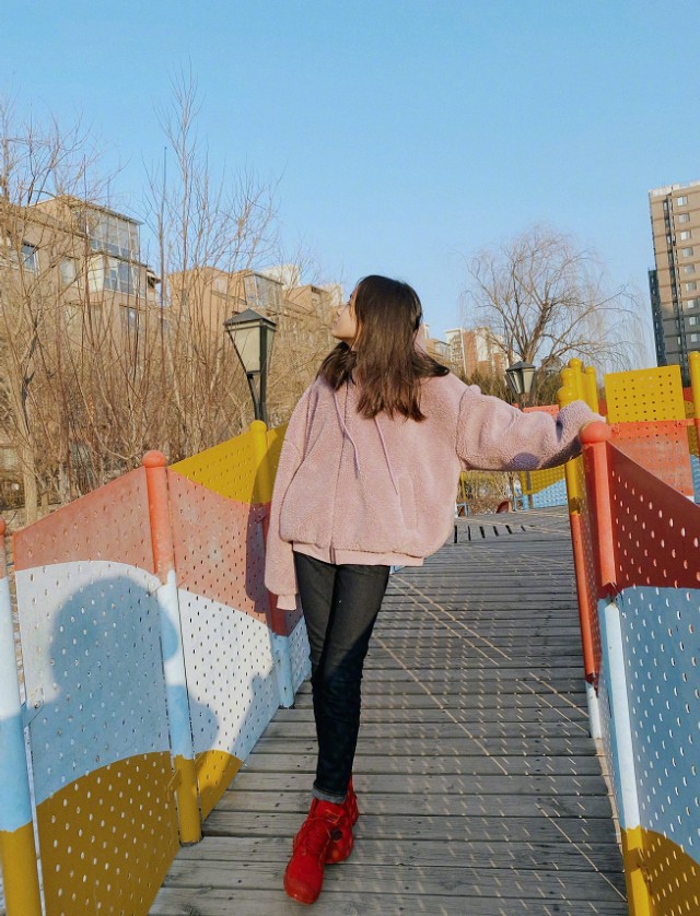 赵薇的女儿穿什么鞋,赵薇穿的老爹鞋