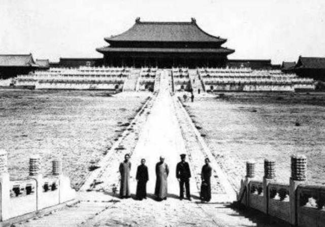 溥仪回故宫重新坐上龙椅,溥仪坐在乾清宫的龙椅上