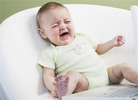 宝宝吃完奶后憋劲挣扎就吐奶哭闹,宝宝吃完奶总是哭闹这是怎么回事