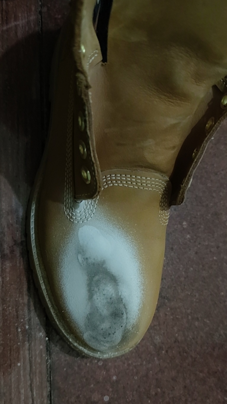 大黄靴滴油在家怎么处理,大黄靴滴上油了应该怎么去除