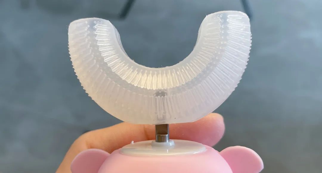 最近风很大的儿童U型牙刷，我劝你直接退出母婴产品界吧