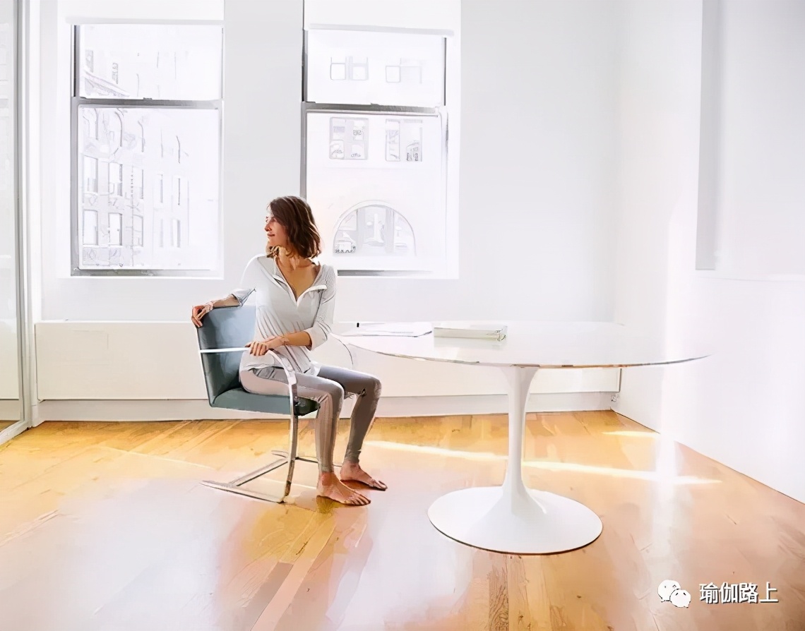 办公室瑜伽缓解全身疲劳,适合办公室健身瑜伽初级教程