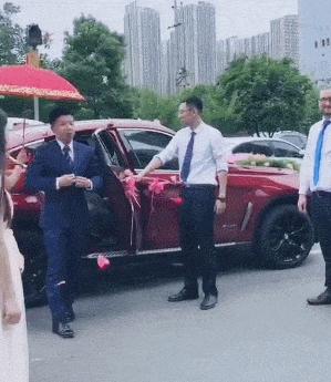 穿恨天高坐地铁的社死现场，两位男士都不忍看这次“崴脚表演”