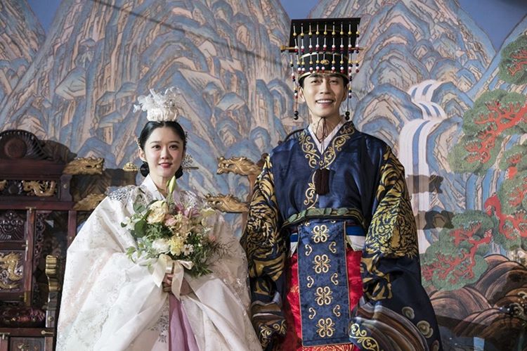 皇后的品格渣皇去世,皇后的品格皇后手撕渣皇