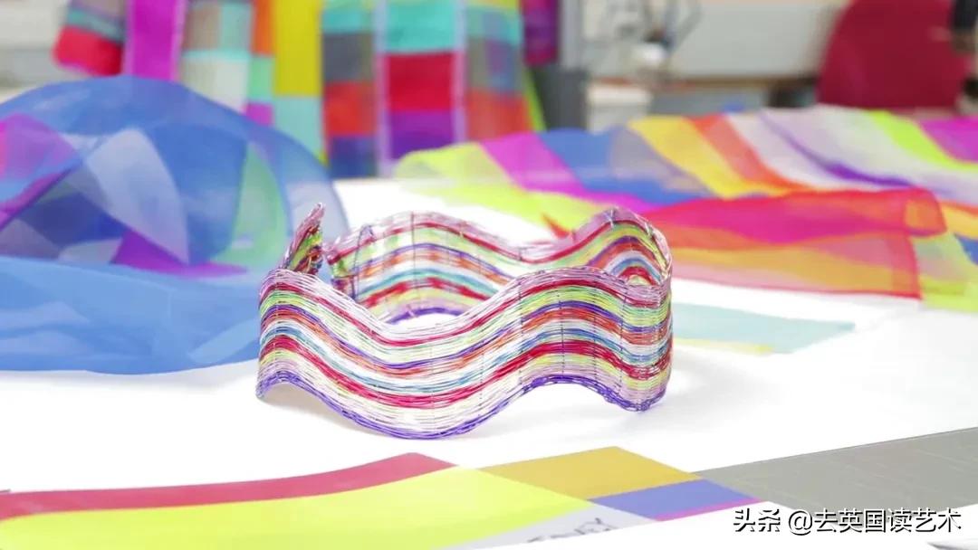 他以一己之力，让UAL的毕业典礼变成“女装大佬”的异装盛会