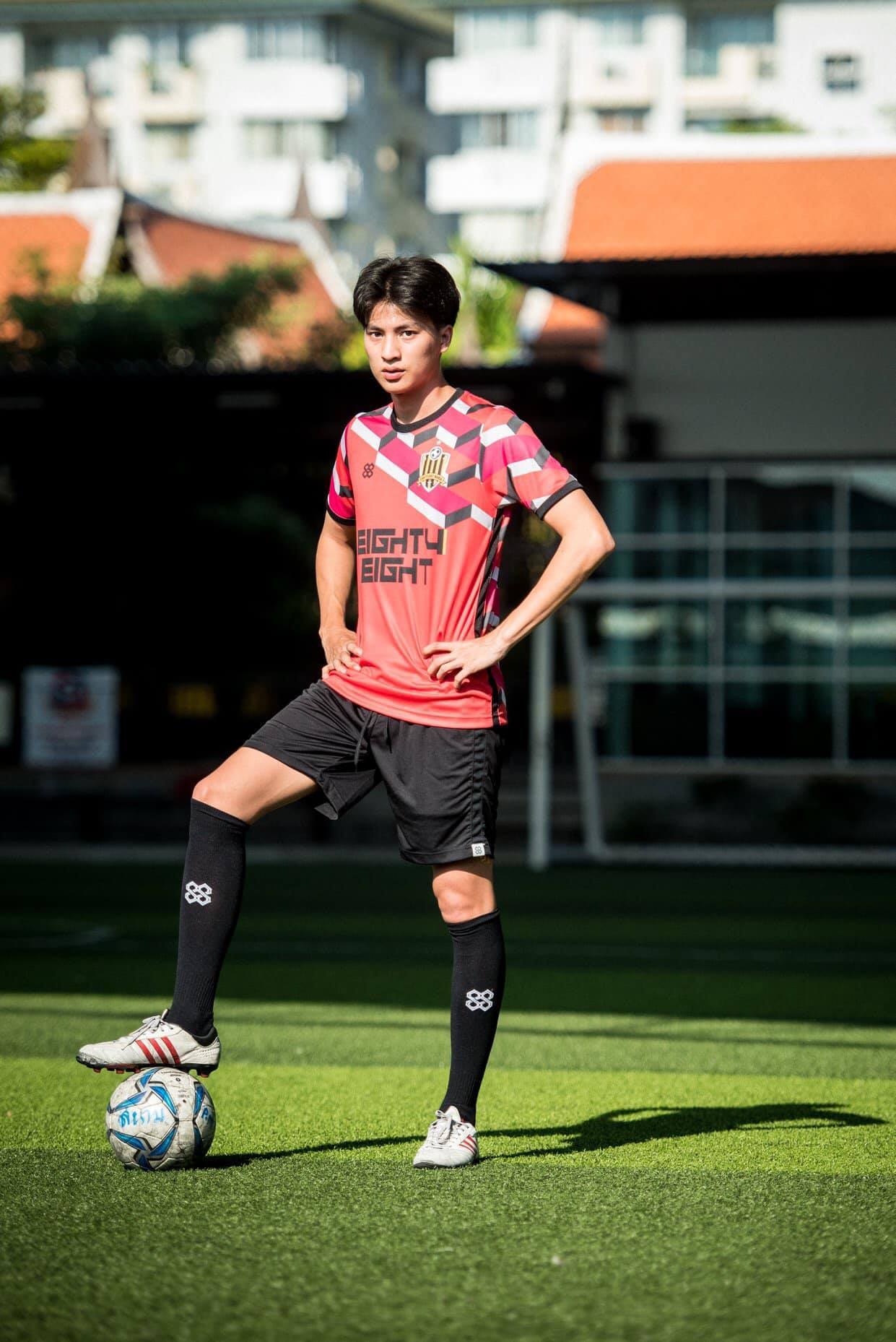 足球少年糕卡娜：热爱足球的他快乐无比