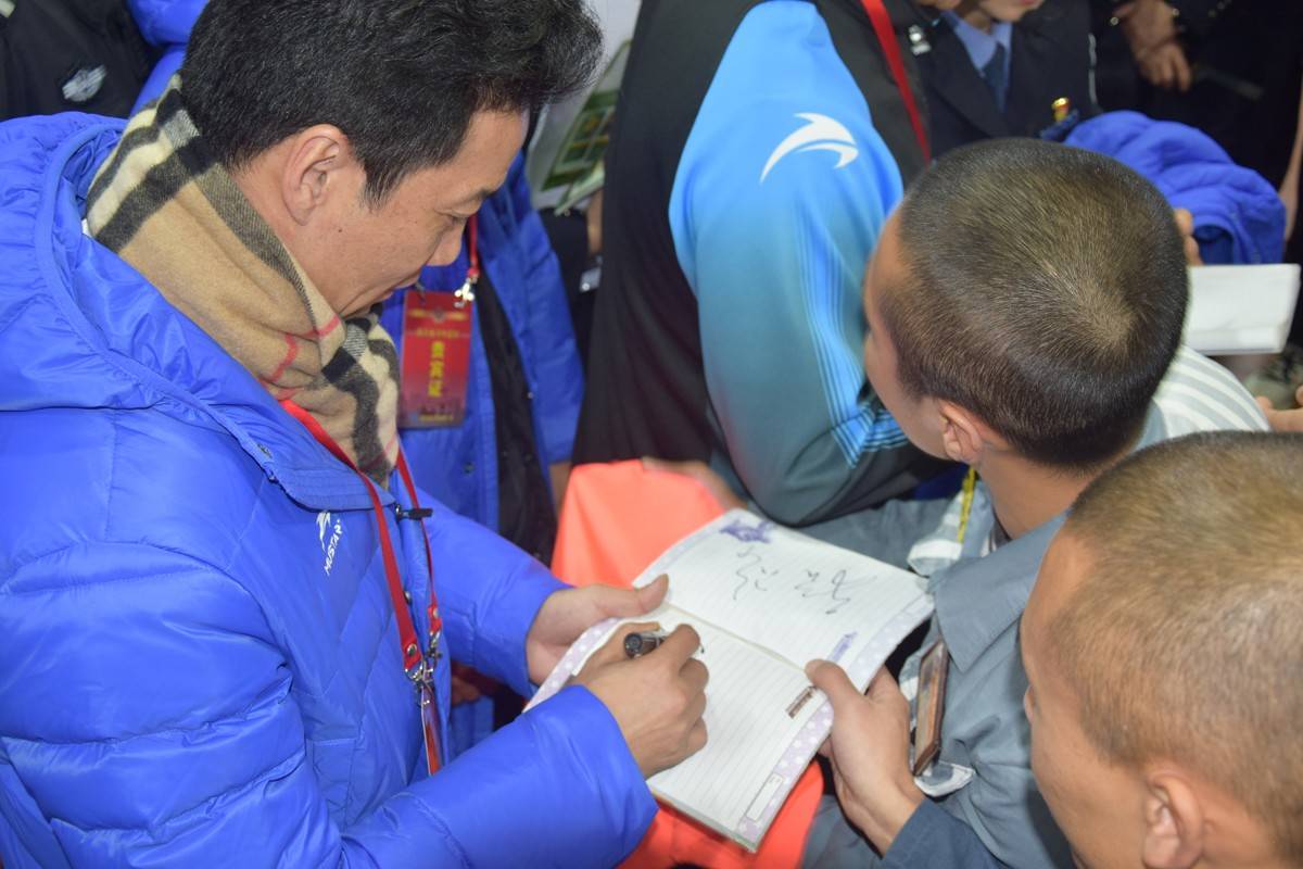 原四川全兴足球明星队到川中监狱开展帮教活动