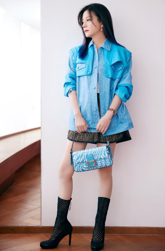 四十五岁的赵薇越来越年轻,42岁赵薇逆生长筷子腿太抢镜