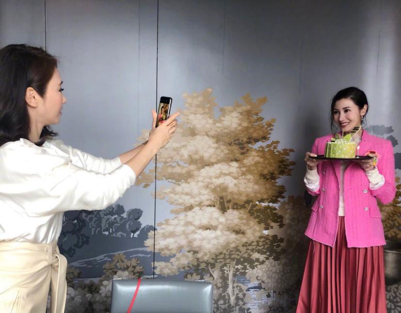 李嘉欣贵妇装扮太惊艳,李嘉欣蕾丝内搭