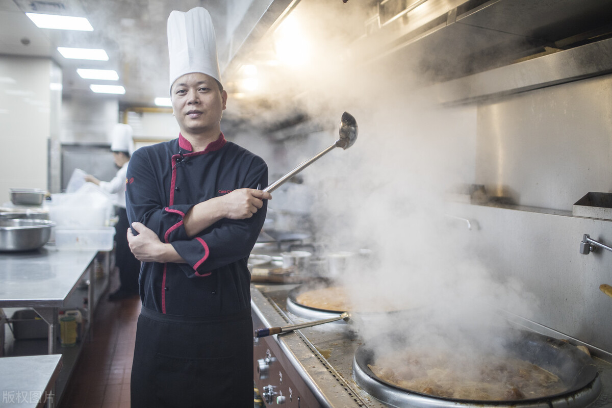 重庆开一家火锅店一年赚多少钱,自助火锅店一个月做10万能赚多少