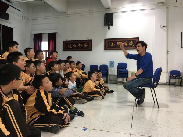 67名小男孩，靠身体打击模拟出雨声，最后的和声太震撼了