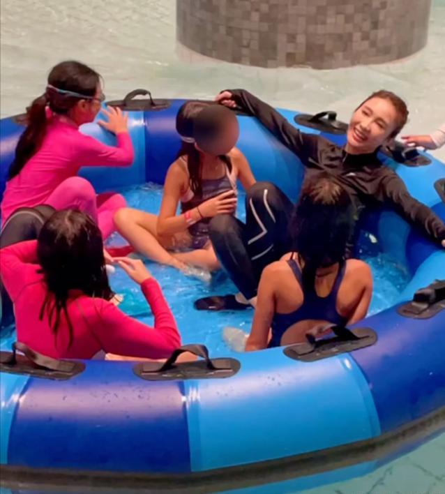 黎姿徐子淇亲密合影展甜美笑容,甘比端庄徐子淇