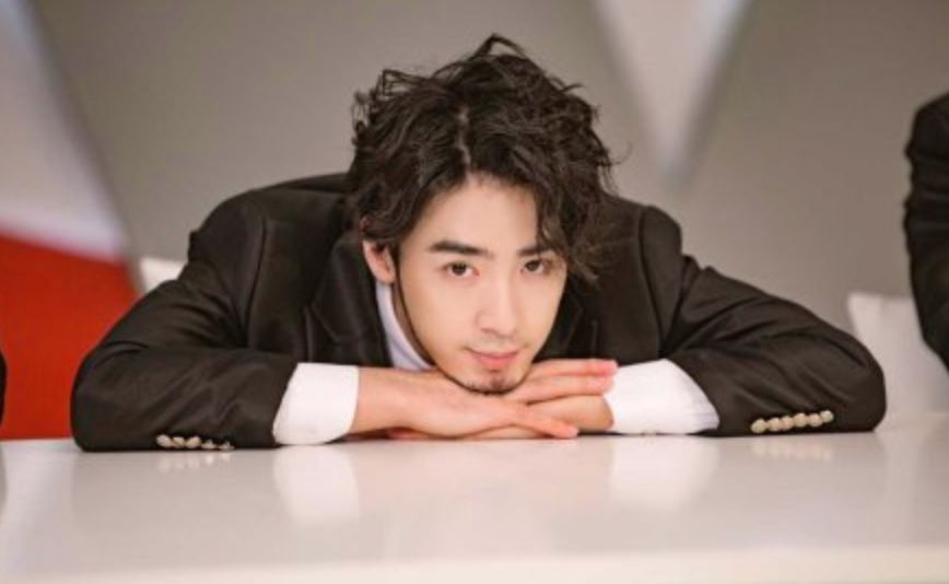 一开始我以为爱上了实力派，没想到他们还全是梗王