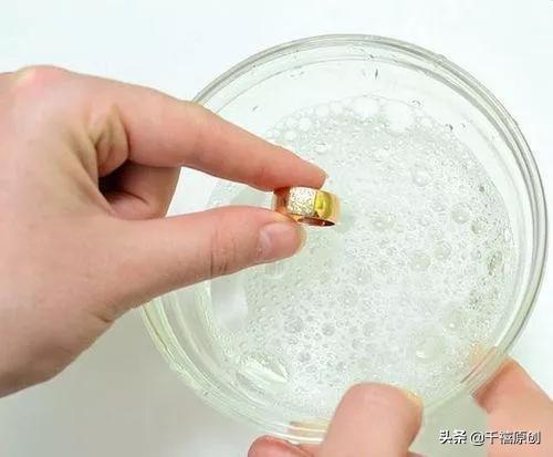 金镯子出现白斑,金镯子有白斑怎么解决