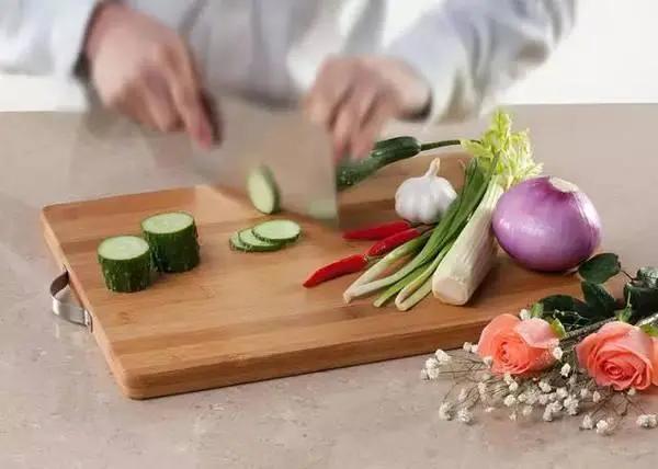 厨房卫生很重要,看看菜板是否有霉菌,赶紧清洗干净