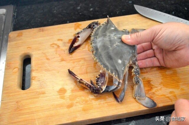 吃螃蟹的6个步骤简直完美,怎么处理螃蟹做葱姜梭子蟹