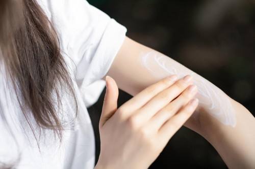 皮肤过敏干燥起皮紧绷护肤,敏感皮肤干的起皮用什么