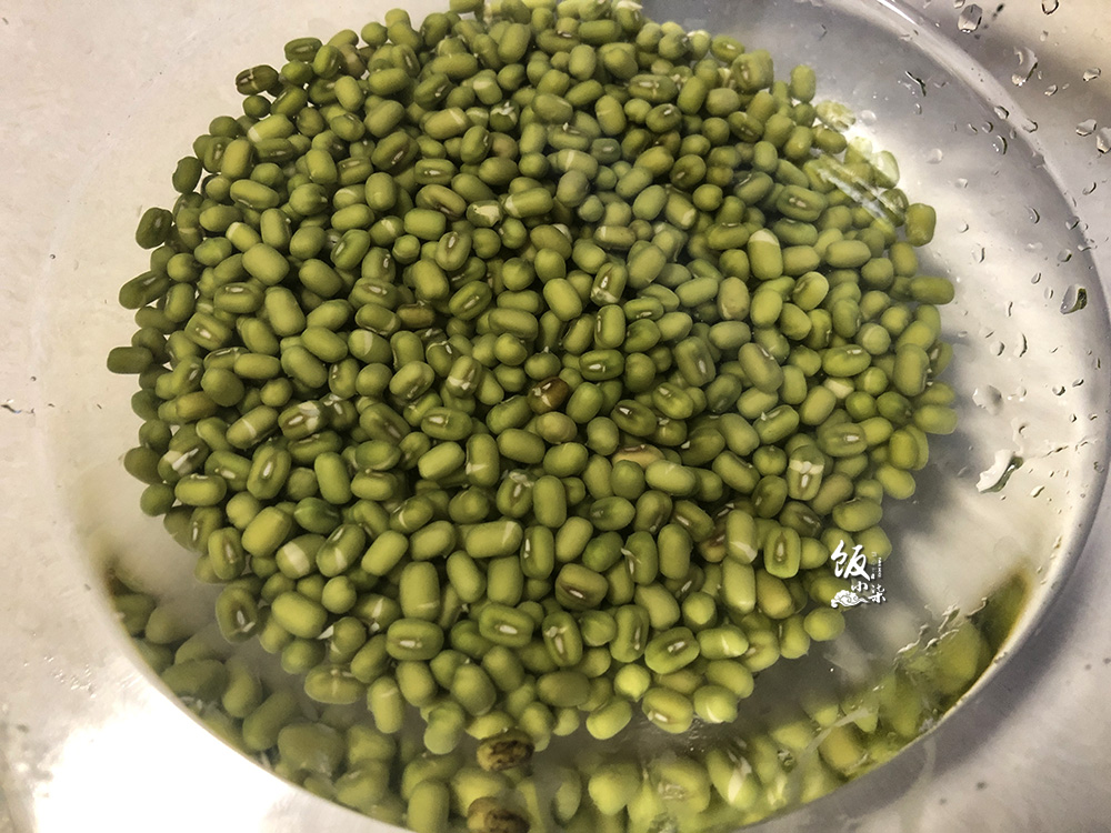 绿豆汤烧的是红色的怎么回事,绿豆汤怎么煮不变色不发绿