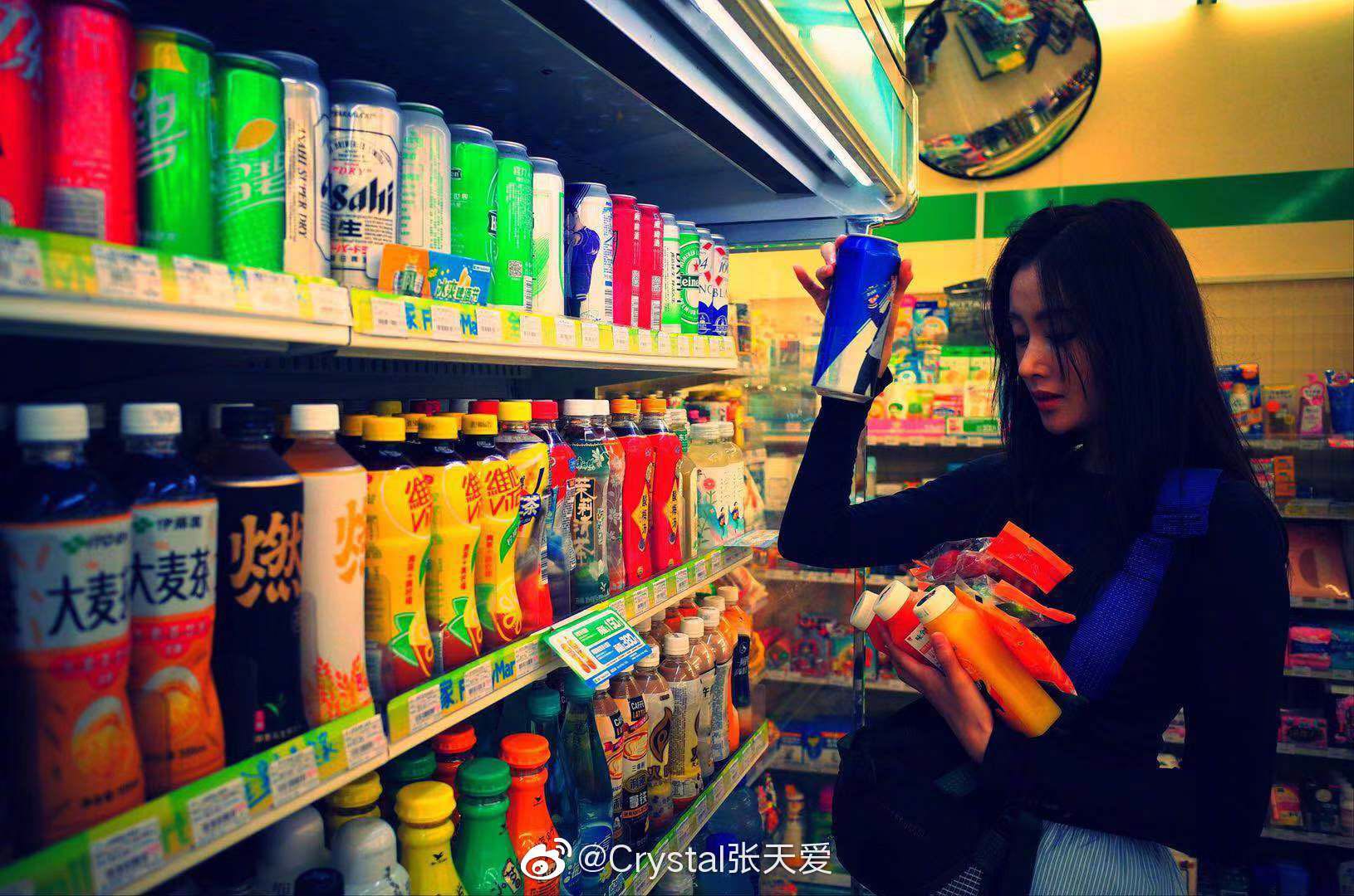 张天爱红色长袜,张天爱分享足球袜穿搭秘籍