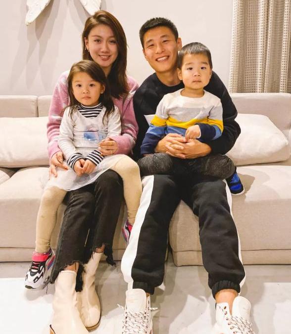 国足武磊照片,武磊上港全家福