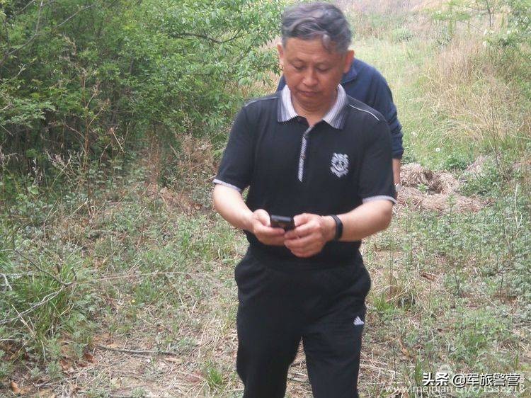 时隔多年老连长带老兵回归军营,三位老战友回忆当年军旅