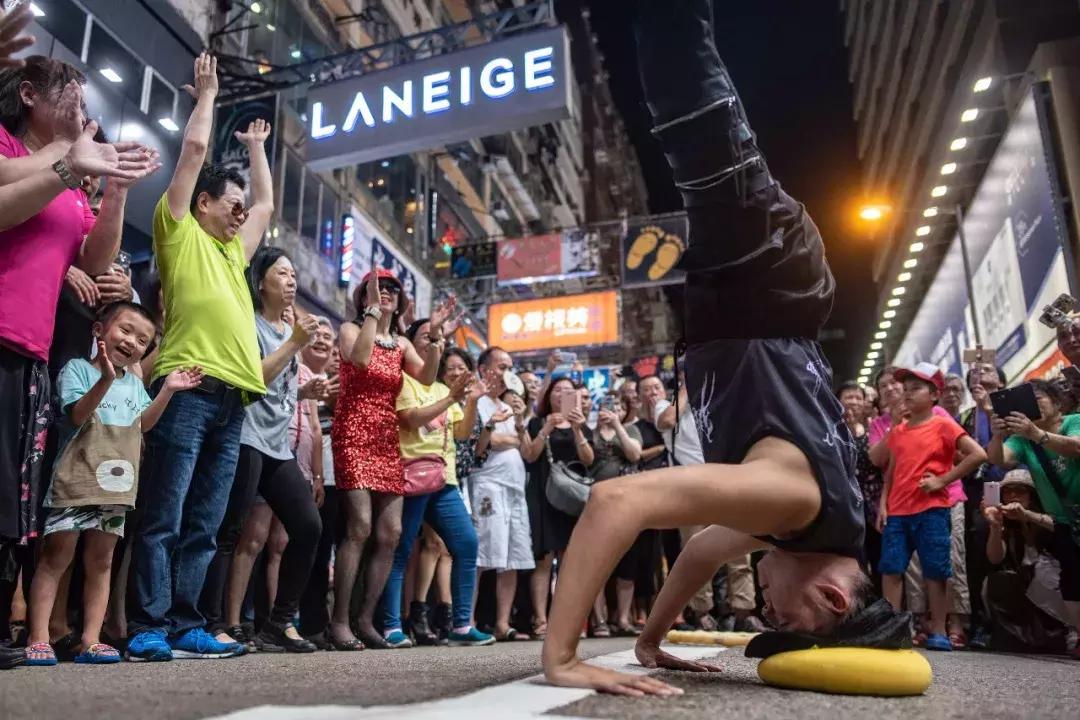 一个人变老，是从嘲笑潮牌和潮人开始的。