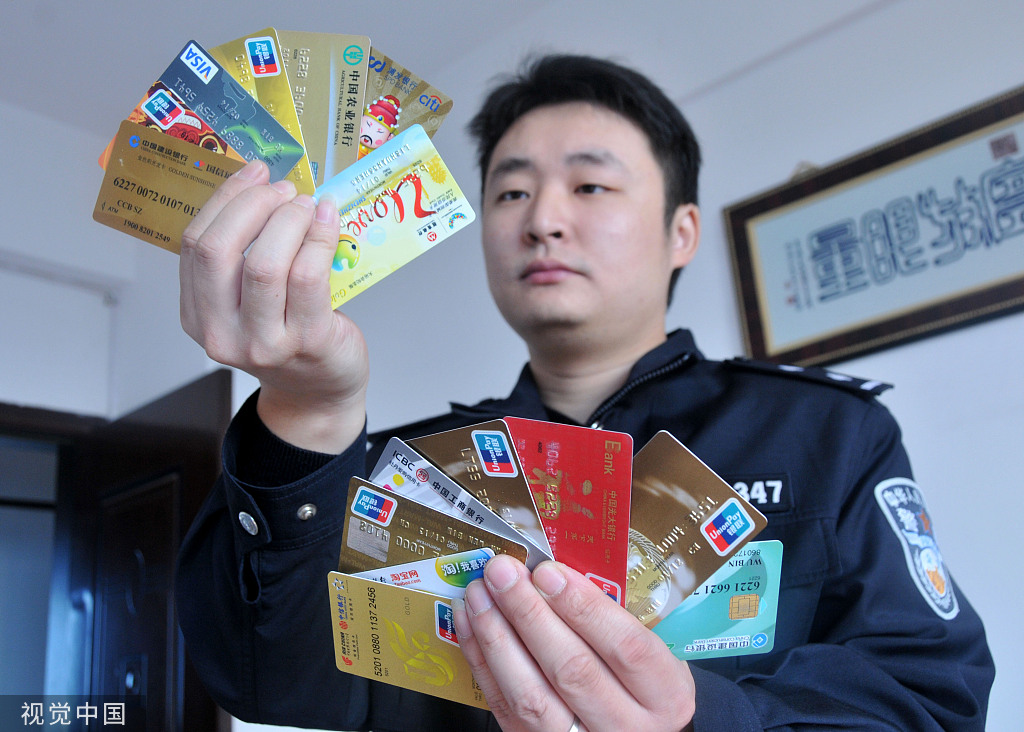 *用卡信现套**乱象：有的套现20万炒股月入数万，“业务员”称办卡送POS机