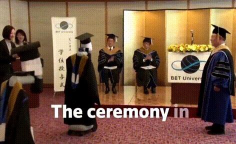 画风诡异的日本云毕业典礼，场面似僵尸电影！网友：有被吓到！