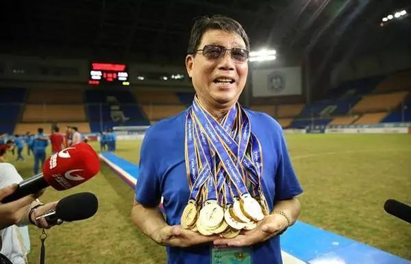 惨败韩国将国脚糙哥们打回原形，只有他能救中国足球