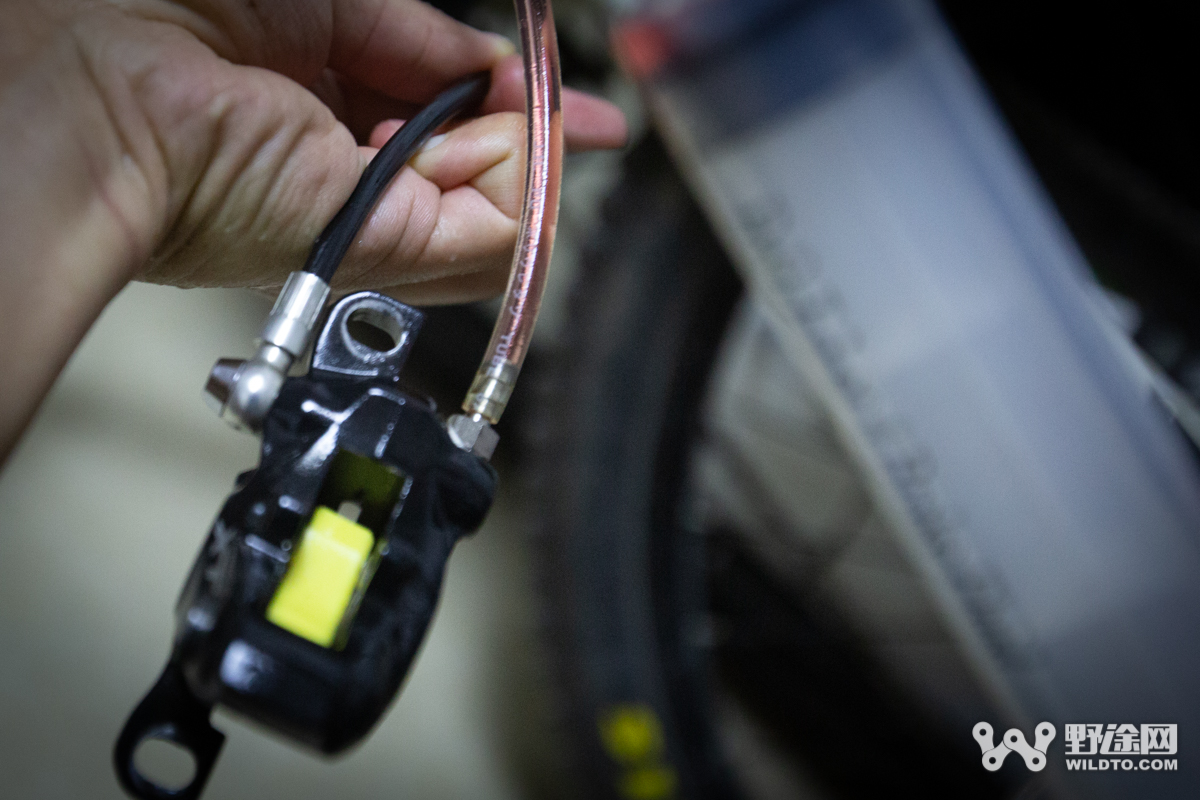 电动车刹车碟刹怎么换油,提升刹车性能省钱的方法