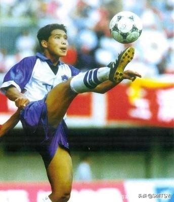 当年是谁把马拉多纳踢断腿,马拉多纳在巴萨时被谁铲断脚