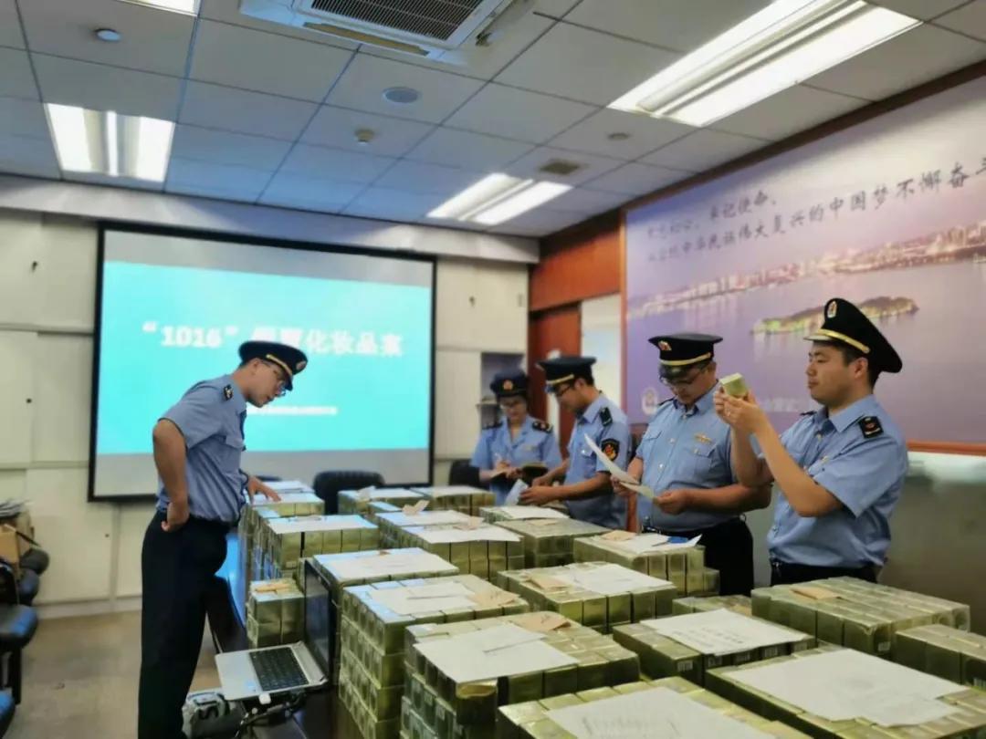 落实食药安全“四个最严”案例五：苏州皙莱雅化妆品有限公司经营冒用他人厂名厂址的化妆品、发布虚假广告案