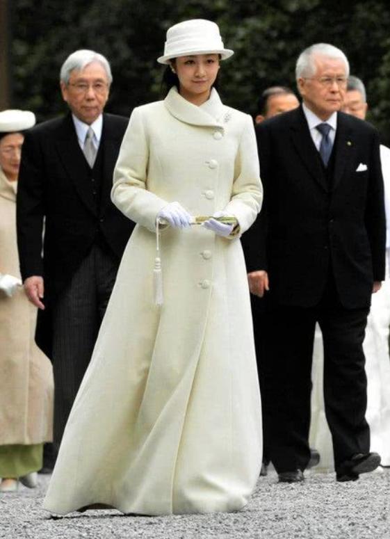 她是日本最美公主，眼睛像极了纪子妃，比下嫁凤凰男的姐姐精明