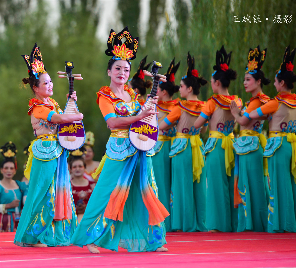 适合穿敦煌服跳的舞,跳敦煌舞服装