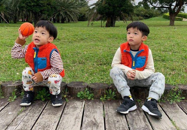 范玮琪双胞胎儿子抱在一起好温馨,范玮琪的双胞胎儿子